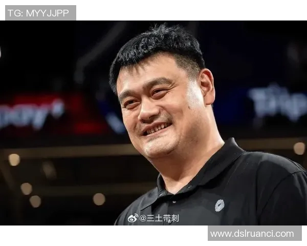 姚明怒火中烧瞬间被捕捉到的生气照片引发网友热议与讨论