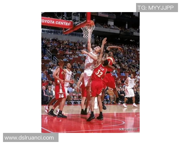 姚明盖冒瞬间的传奇时刻与篮球精神的完美结合 姚明盖冒瞬间的传奇时刻与篮球精神的完美结合